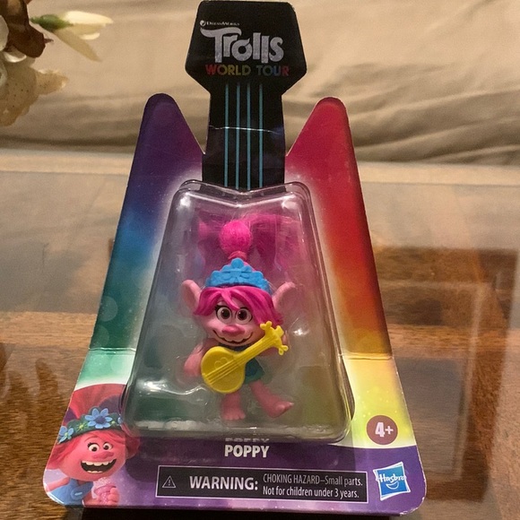 DreamWorks Trolls World Tour Poppy Troll Doll Hasbro 2019 Pink Hair Ukulele New - Picture 6 of 7